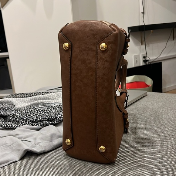 Burberry House Check Derby Leather Small Banner Tote in Tan - Picture 7 of 8